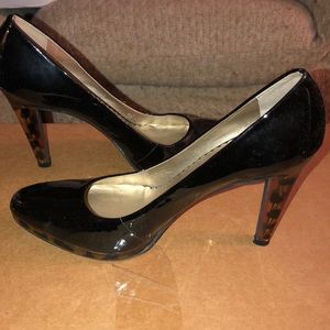 Black patent Jessica Simpson shoes w tortoise det